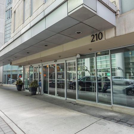 Modern 2-Bedroom Condo W Floor To Ceiling Windows 토론토 외부 사진