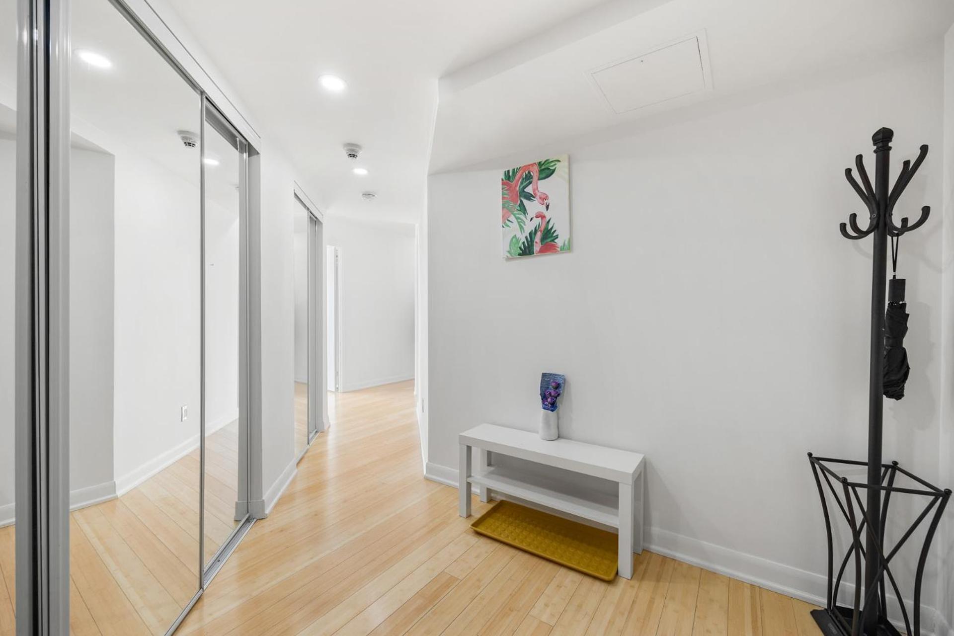 Modern 2-Bedroom Condo W Floor To Ceiling Windows 토론토 외부 사진