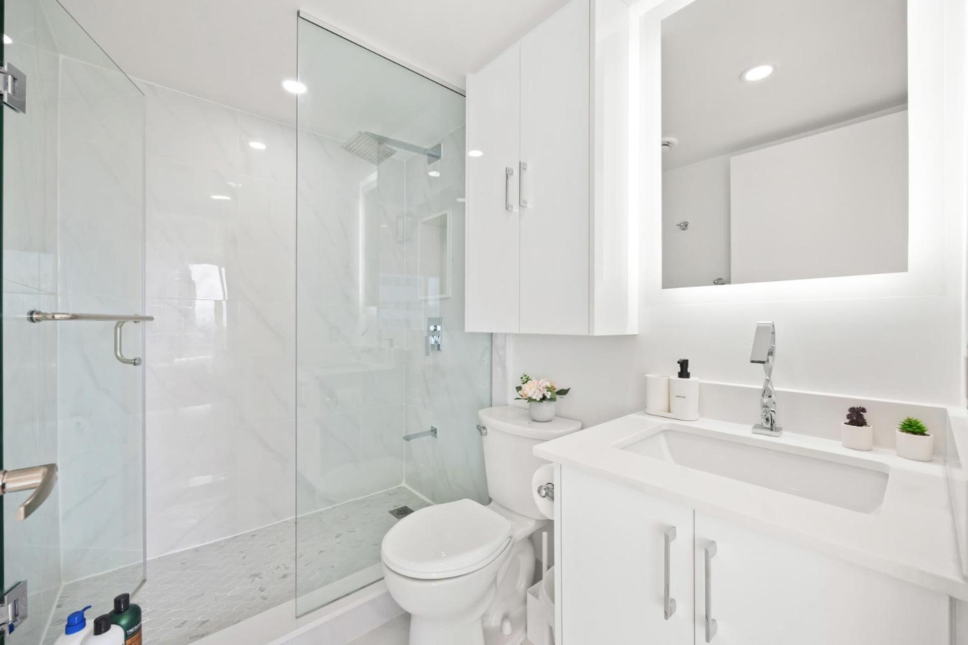 Modern 2-Bedroom Condo W Floor To Ceiling Windows 토론토 외부 사진