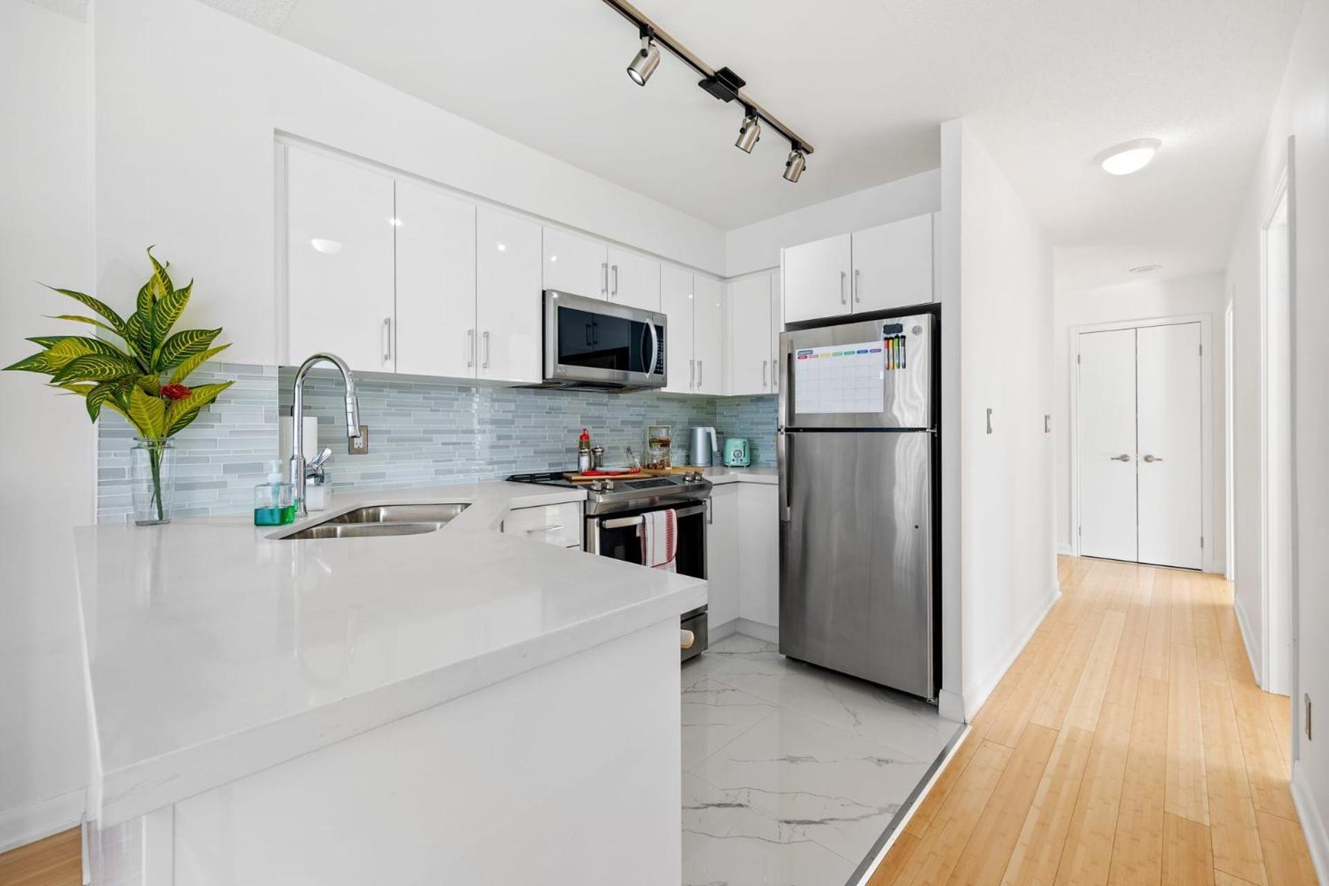 Modern 2-Bedroom Condo W Floor To Ceiling Windows 토론토 외부 사진