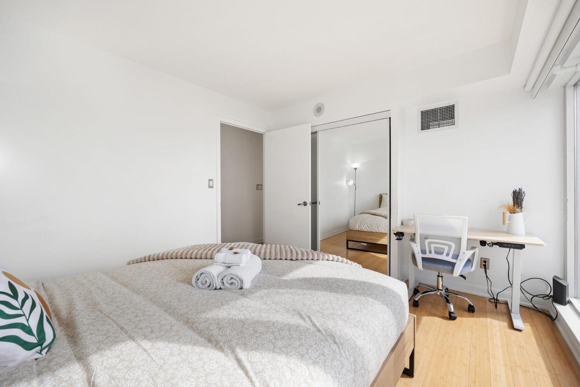 Modern 2-Bedroom Condo W Floor To Ceiling Windows 토론토 외부 사진