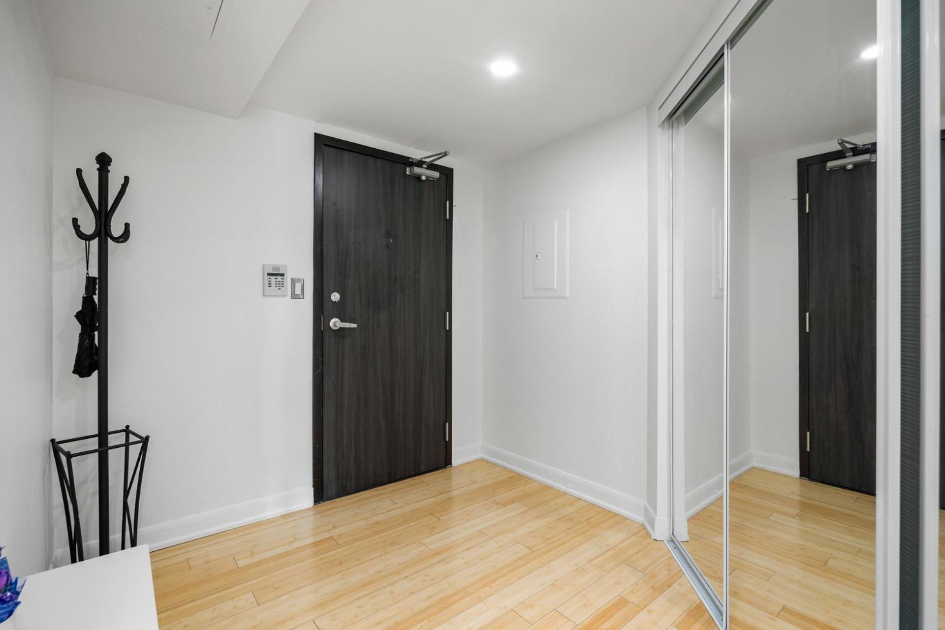 Modern 2-Bedroom Condo W Floor To Ceiling Windows 토론토 외부 사진