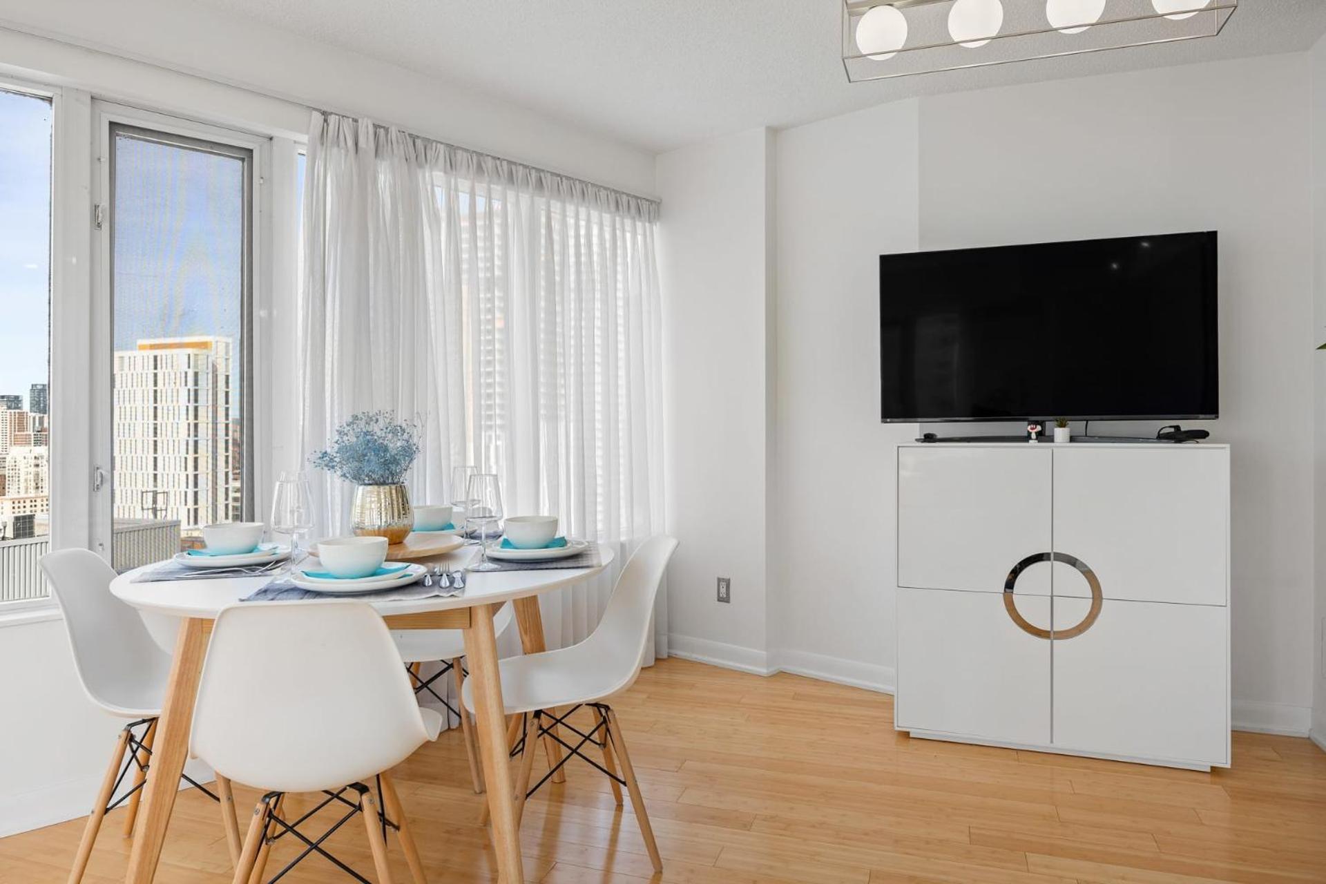 Modern 2-Bedroom Condo W Floor To Ceiling Windows 토론토 외부 사진