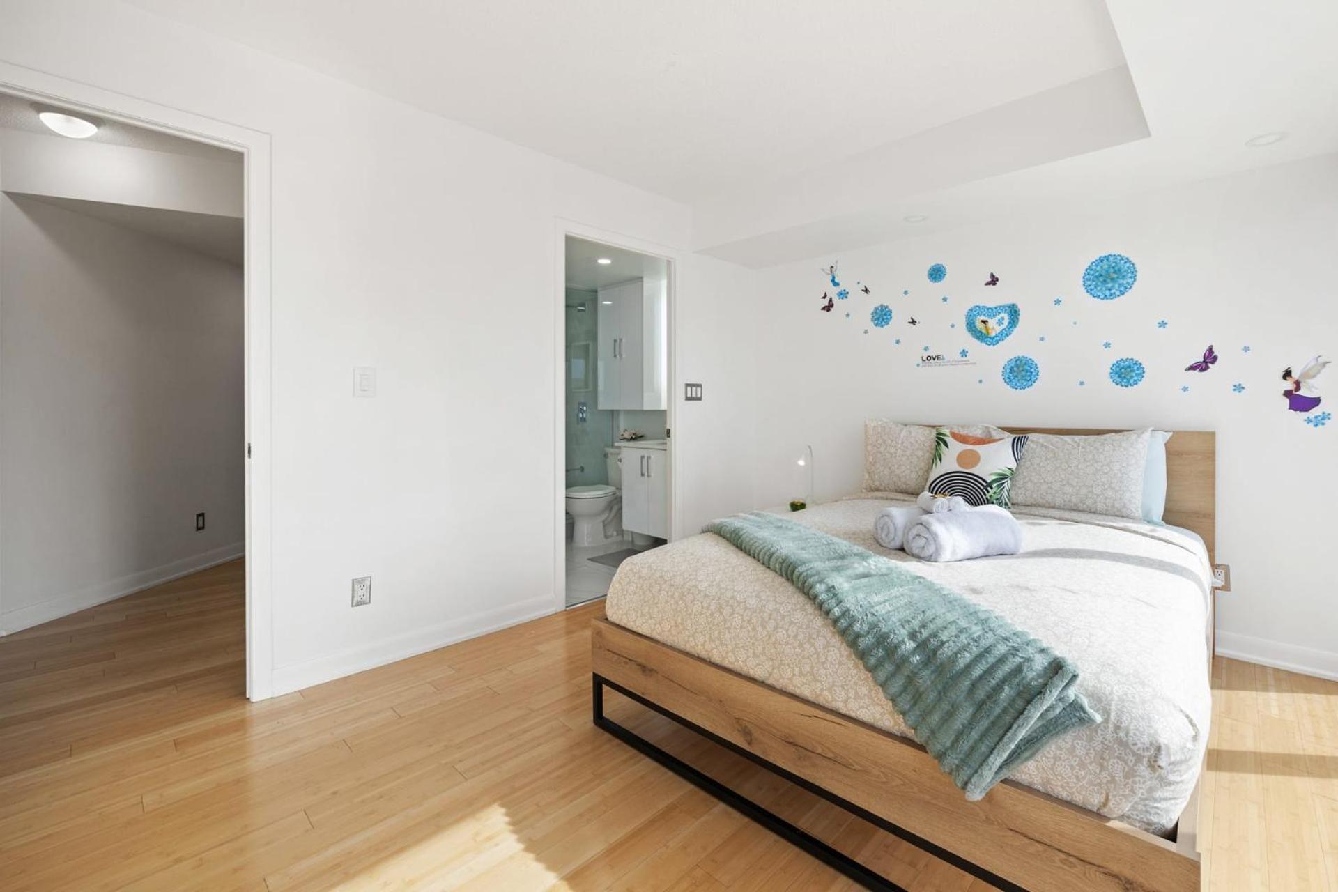 Modern 2-Bedroom Condo W Floor To Ceiling Windows 토론토 외부 사진