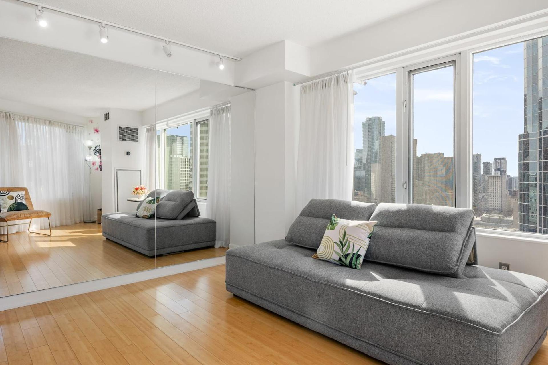 Modern 2-Bedroom Condo W Floor To Ceiling Windows 토론토 외부 사진