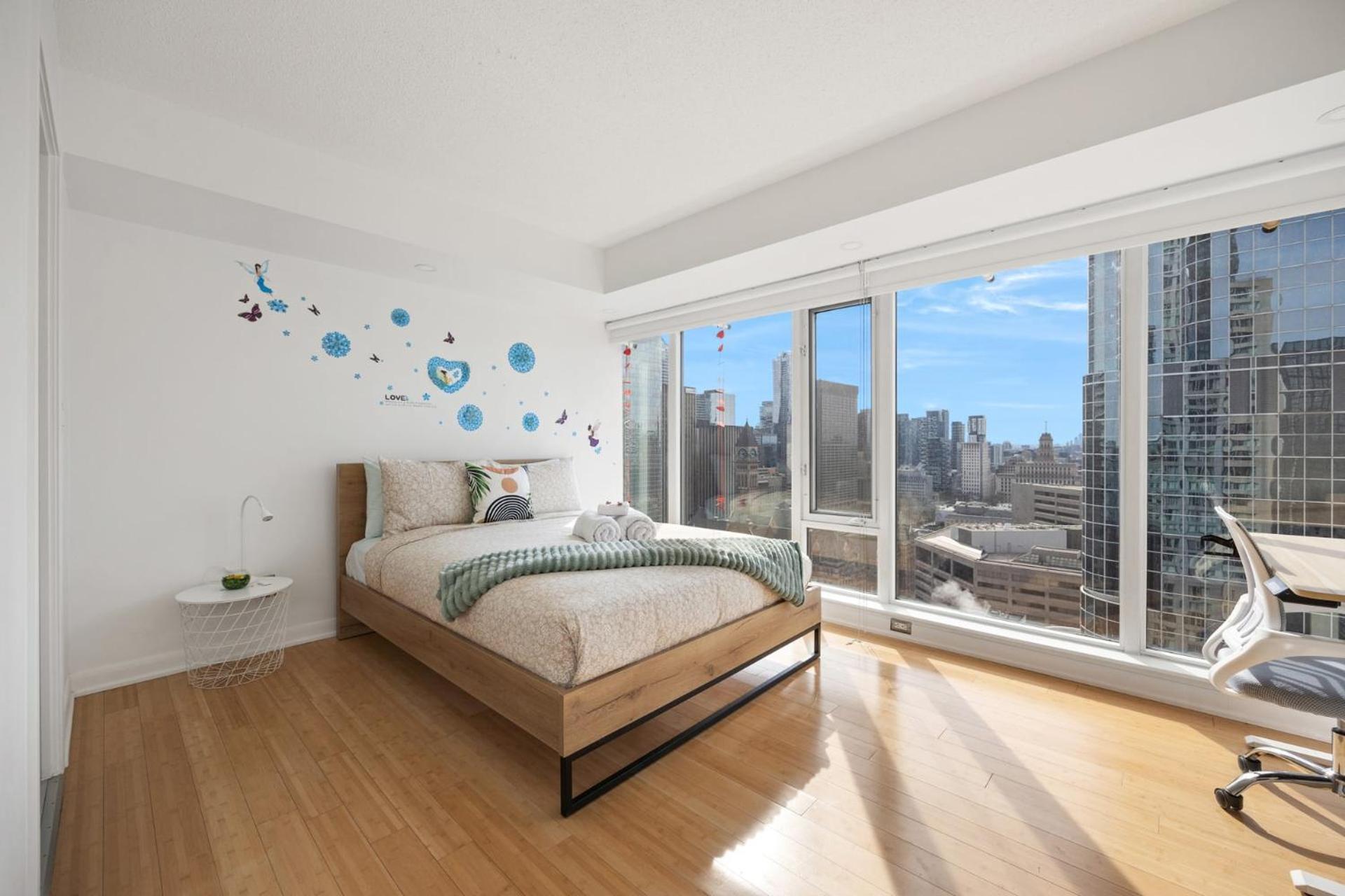 Modern 2-Bedroom Condo W Floor To Ceiling Windows 토론토 외부 사진