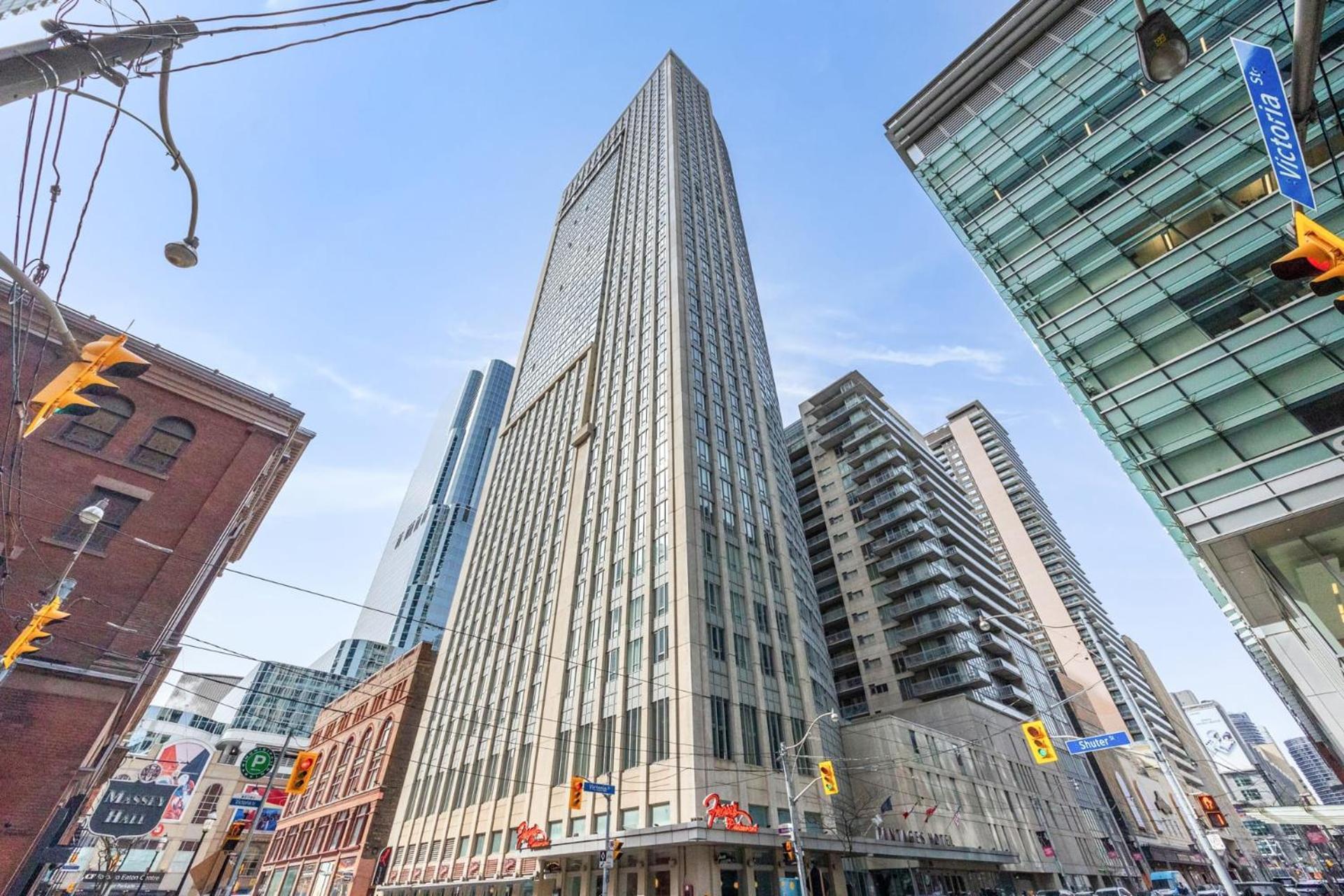 Modern 2-Bedroom Condo W Floor To Ceiling Windows 토론토 외부 사진