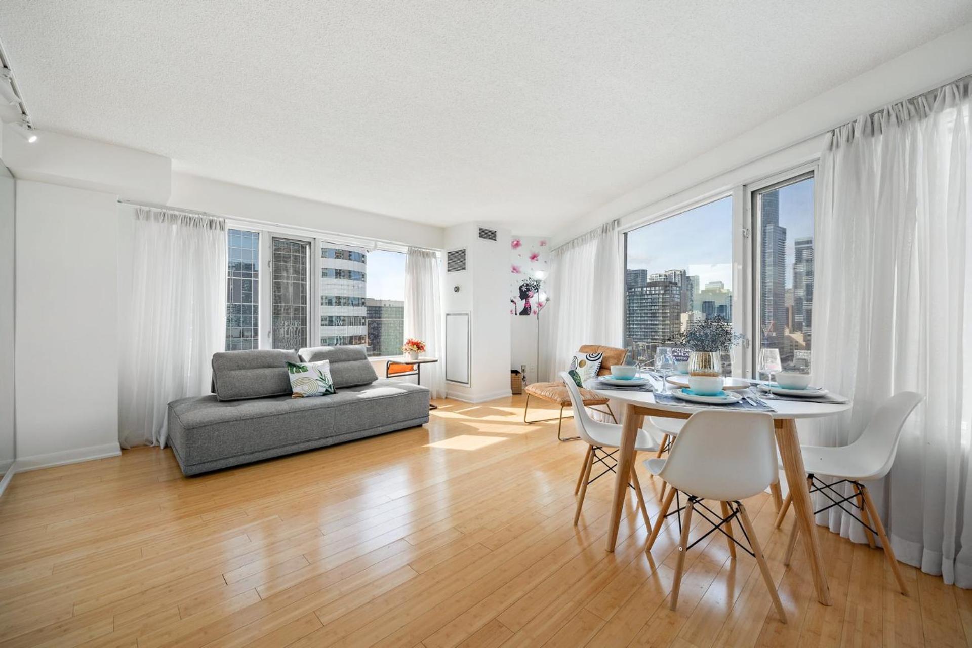 Modern 2-Bedroom Condo W Floor To Ceiling Windows 토론토 외부 사진