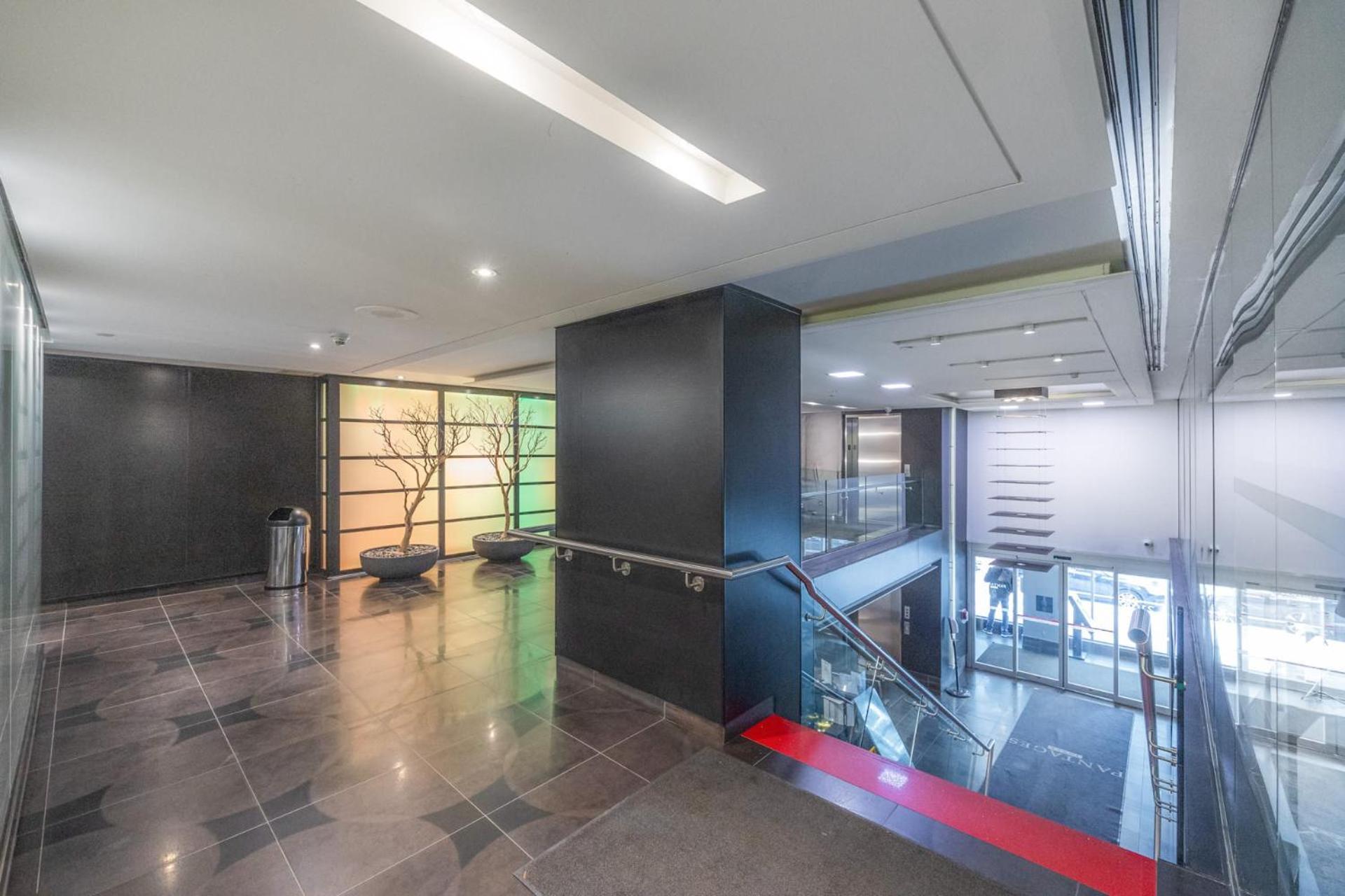 Modern 2-Bedroom Condo W Floor To Ceiling Windows 토론토 외부 사진