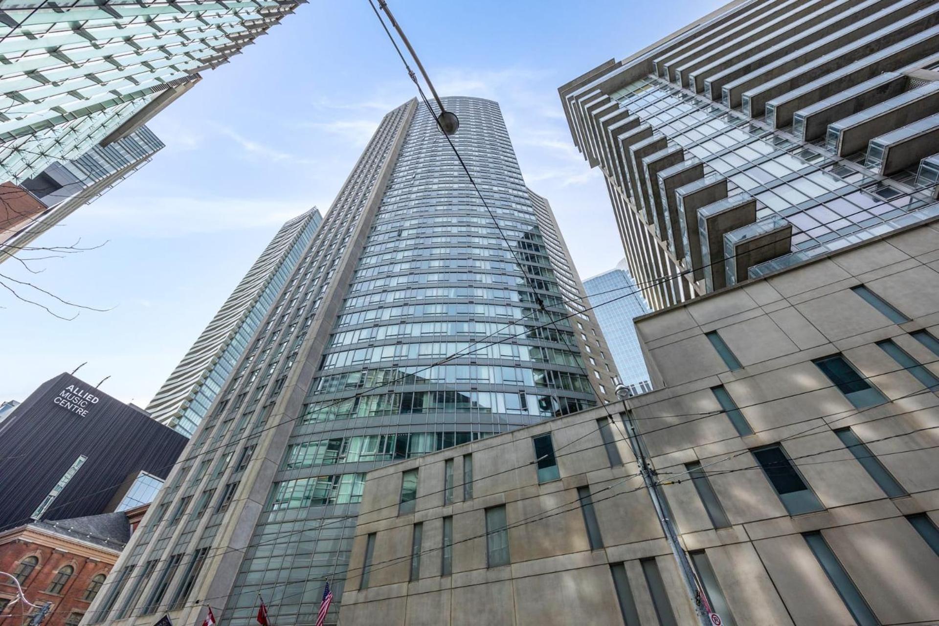Modern 2-Bedroom Condo W Floor To Ceiling Windows 토론토 외부 사진